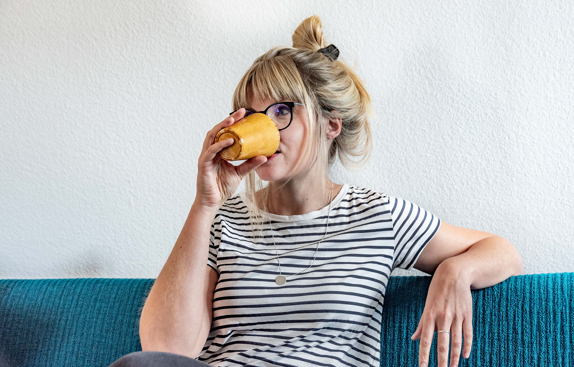 Alex mit Kaffee auf der Couch