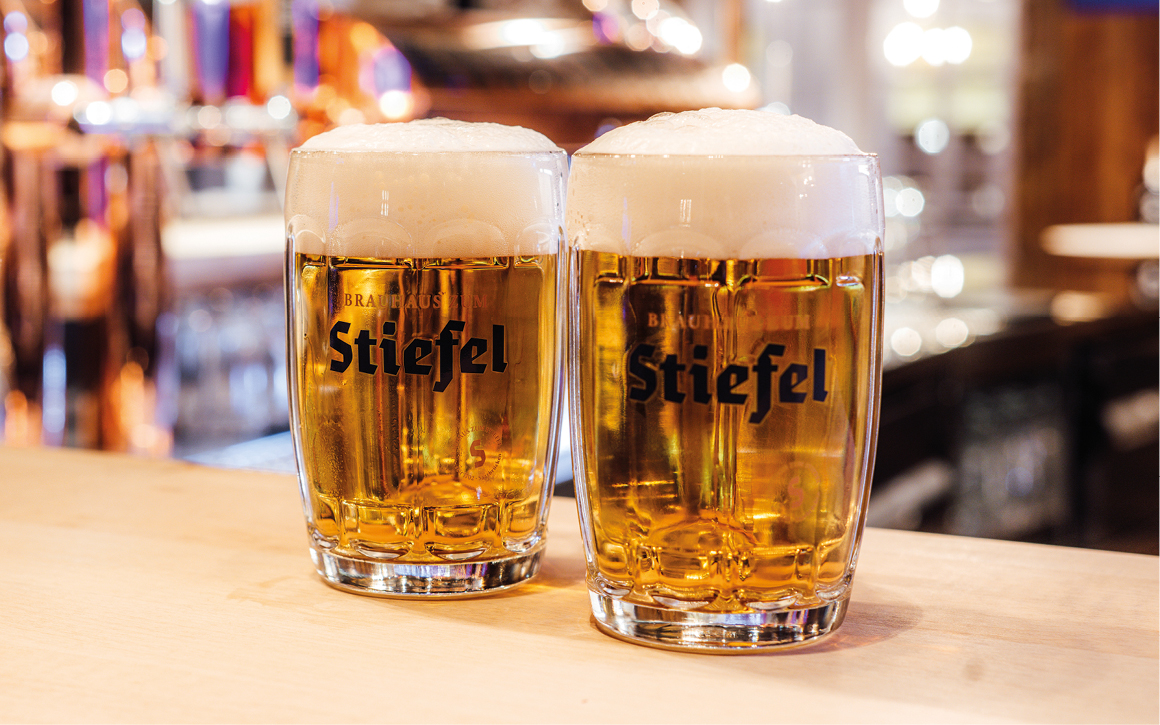 Mit Bier gefüllte Brauhaus zum Stiefel Biergläser