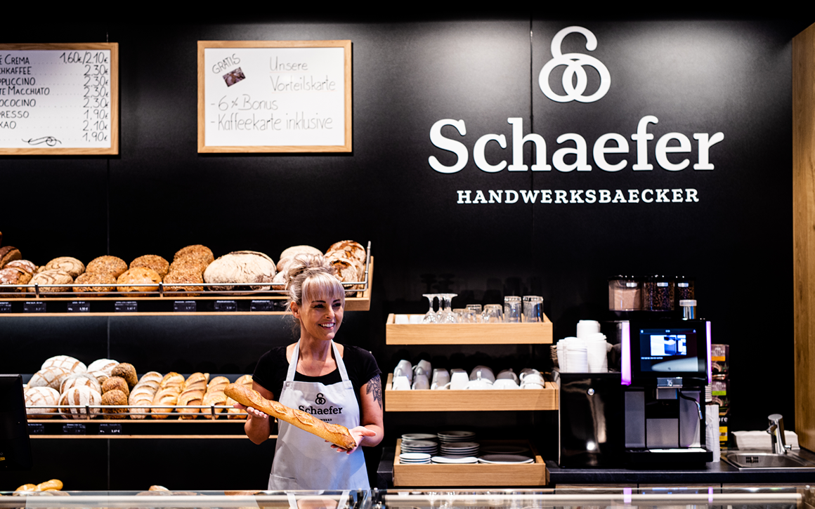 Bäckerei Schaefer mit Azubi im Verkaufsraum